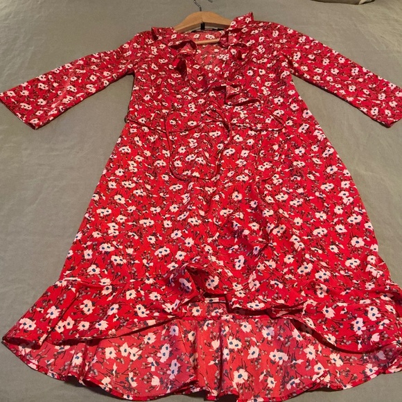 Vero Moda Dresses & Skirts - Veto Moda Molly 3/4 sleeve wrap dress in red with floral pattern